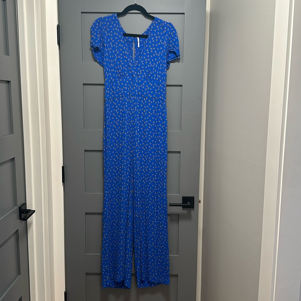 Anthropologie Free people V-neck floral jumpsuit. 52% viscose, 48% rayon.